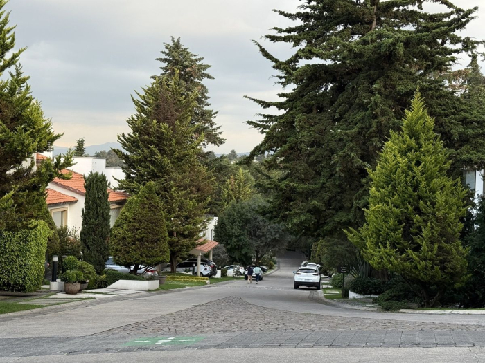 Disfrute vivir en linda casa en condominio La Cima, muy cerca de Sante Fe