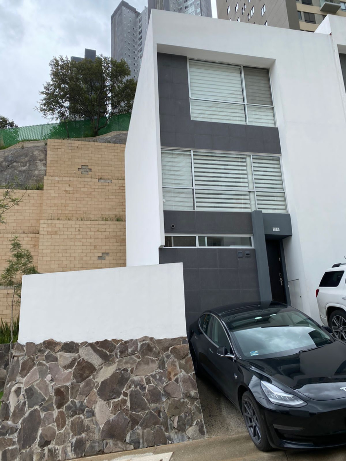 SE VENDE CASA EN BOSQUE REAL CON JARDIN Y PERGOLA