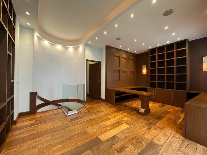 Penthouse de Ensueño en El Ducal �?? Vista Panorámica y Diseño Moderno