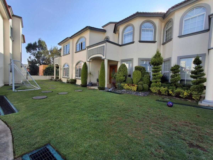 Venta de casa en conjunto de casitas en valle de las Palmas Interlomas