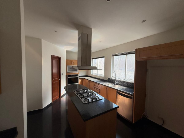 Venta de casa en conjunto de casitas en valle de las Palmas Interlomas