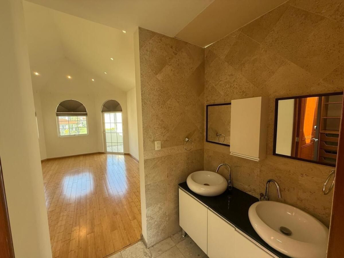 Venta de casa en conjunto de casitas en valle de las Palmas Interlomas