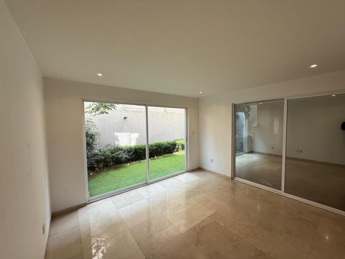 Venta de casa en conjunto de casitas en valle de las Palmas Interlomas