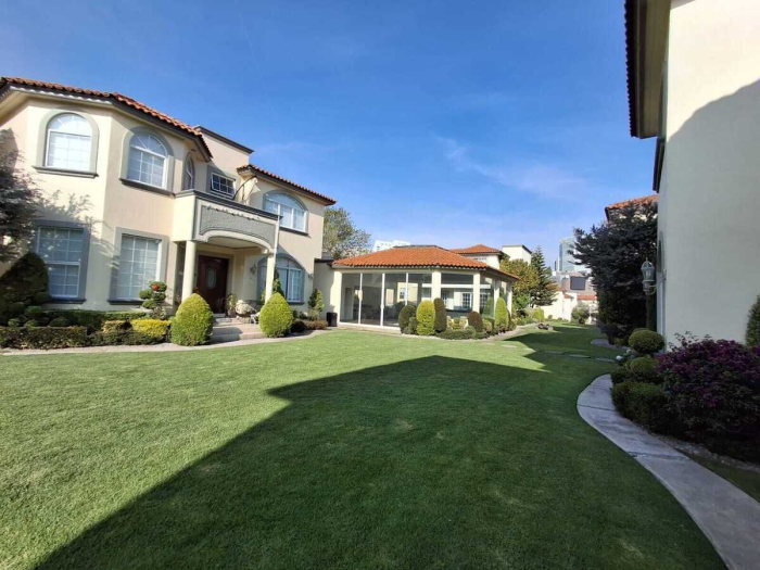 Venta de casa en conjunto de casitas en valle de las Palmas Interlomas