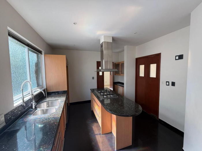 Venta de casa en conjunto de casitas en valle de las Palmas Interlomas