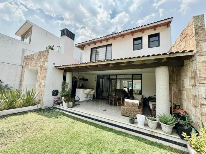 Casa en venta en Bosque real, calle privada con vigilancia
