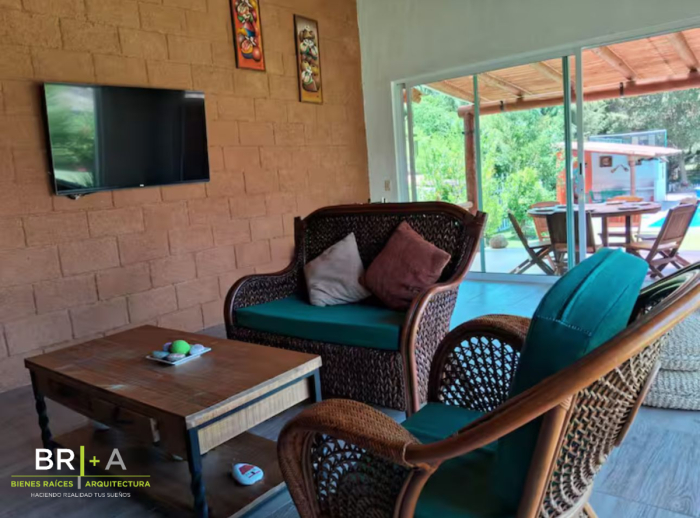 HERMOSA CASA CON ACCESO AL RIO