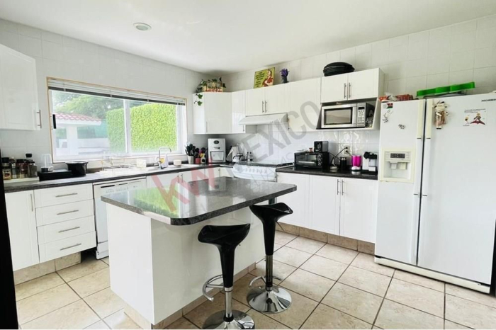 CASA AMPLIA Y LUMINOSA CON BOVEDA CATALANA EN VENTA EN LOMAS DE COCOYOC