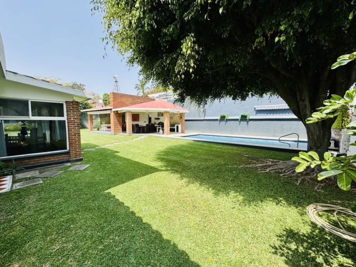 CASA EN VENTA LOMAS DE COCOYOC Doble Terreno fusionado