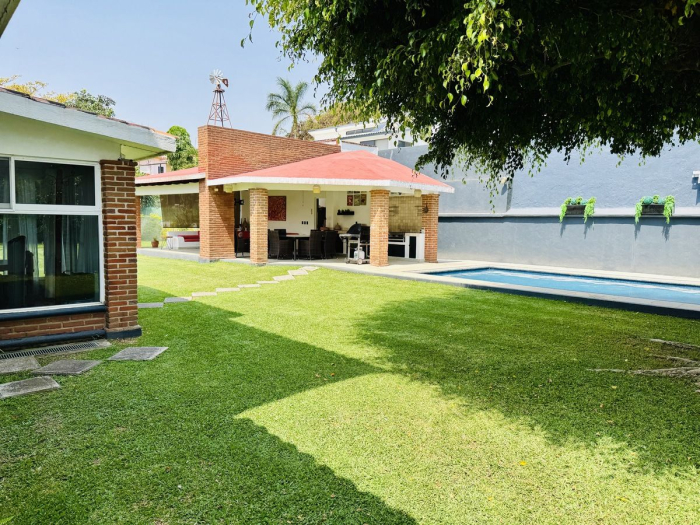 CASA EN VENTA LOMAS DE COCOYOC Doble Terreno fusionado