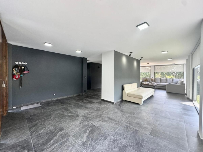 Magnifica casa en venta recién remodelada - Vista del Valle