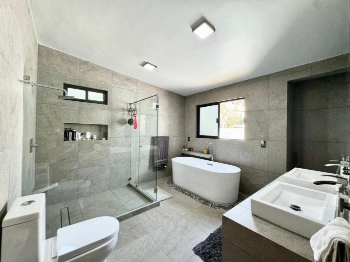 Magnifica casa en venta recién remodelada - Vista del Valle