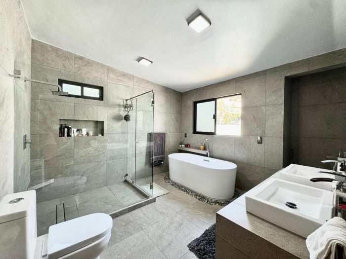 Magnifica casa en venta recién remodelada - Vista del Valle