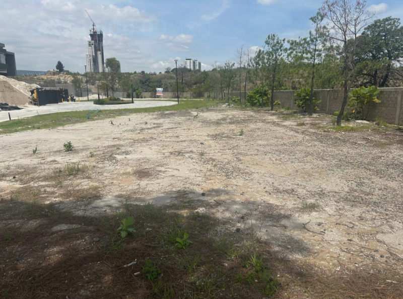 SE VENDE TERRENO EN PUNTA LOMA