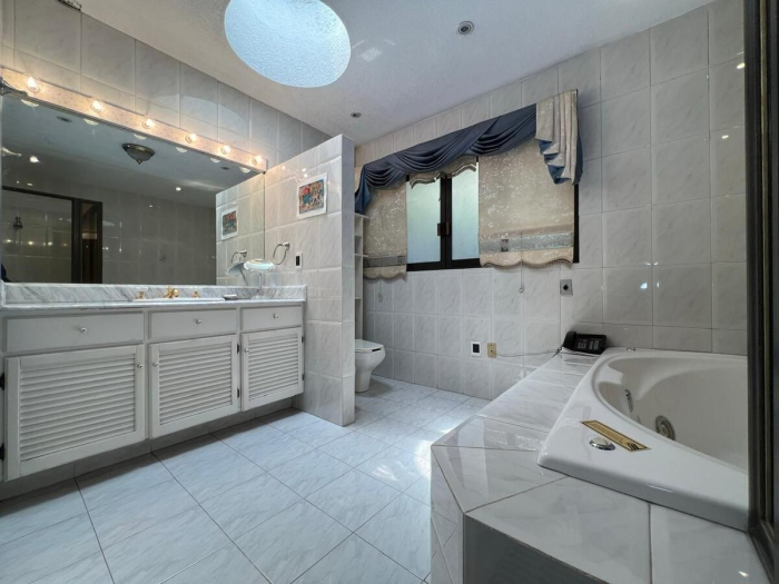 Estupenda casa con seguridad en venta - La Herradura