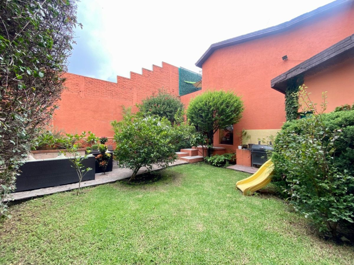 Casa en Venta. La Herradura. Seguridad. Jardín.