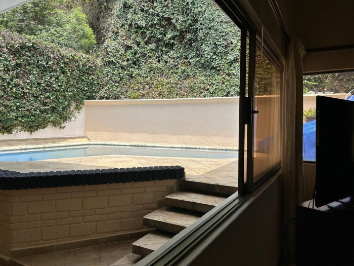 HERMOSA RESIDENCIA DE 4 RECAMARAS CON ALBERCA , PANELES SOLARES Y TERRAZAS EN LO