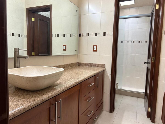 HERMOSA RESIDENCIA DE 4 RECAMARAS CON ALBERCA , PANELES SOLARES Y TERRAZAS EN LO