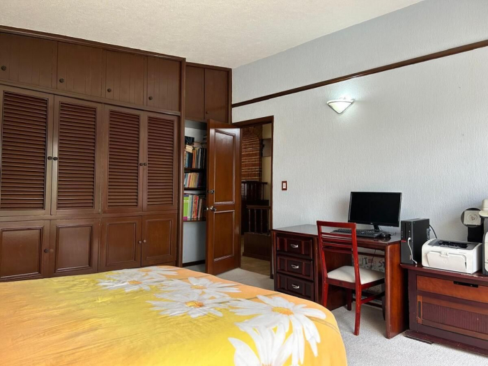 HERMOSA RESIDENCIA DE 4 RECAMARAS CON ALBERCA , PANELES SOLARES Y TERRAZAS EN LO