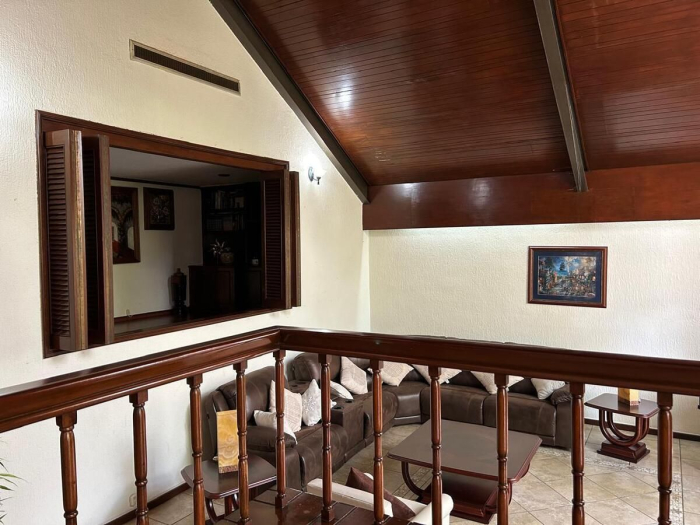 HERMOSA RESIDENCIA DE 4 RECAMARAS CON ALBERCA , PANELES SOLARES Y TERRAZAS EN LO
