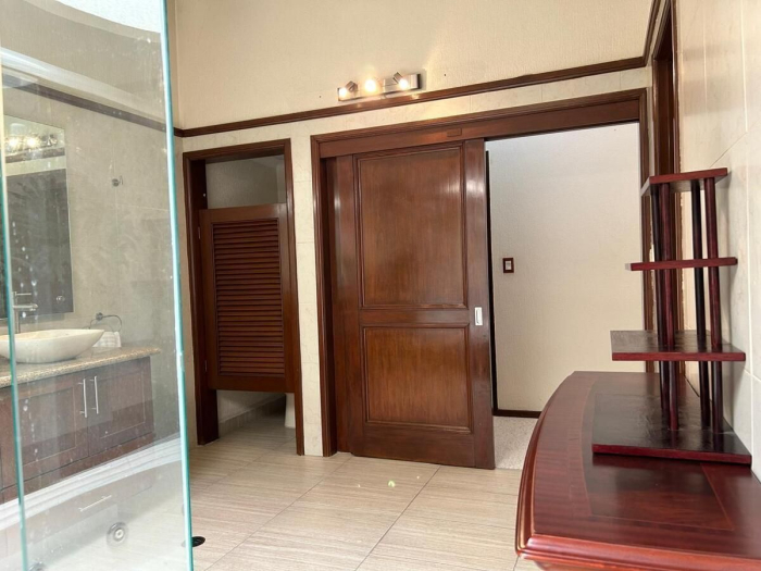 HERMOSA RESIDENCIA DE 4 RECAMARAS CON ALBERCA , PANELES SOLARES Y TERRAZAS EN LO