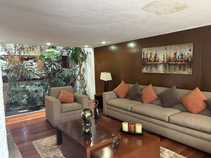 CASA EN VENTA EN CALLE CERRADA EN LA HERRADURA