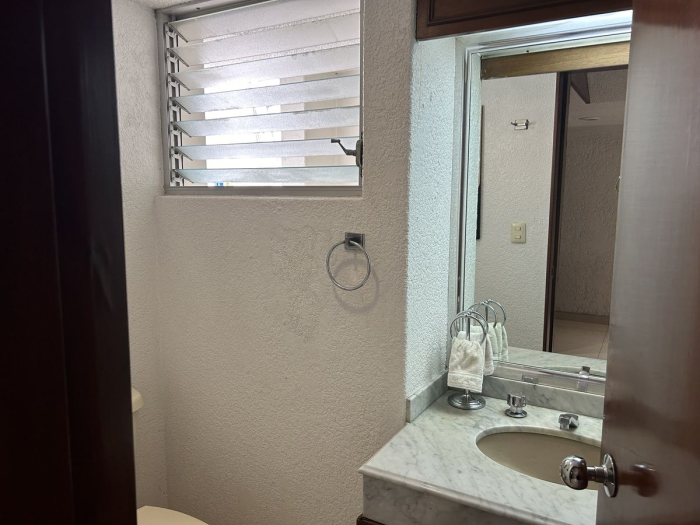 CASA EN VENTA EN CALLE CERRADA EN LA HERRADURA