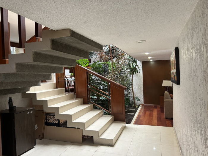 CASA EN VENTA EN CALLE CERRADA EN LA HERRADURA