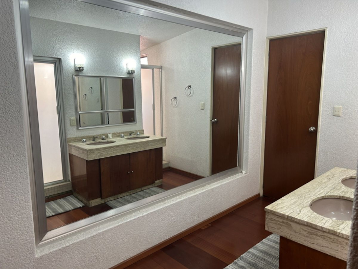 CASA EN VENTA EN CALLE CERRADA EN LA HERRADURA