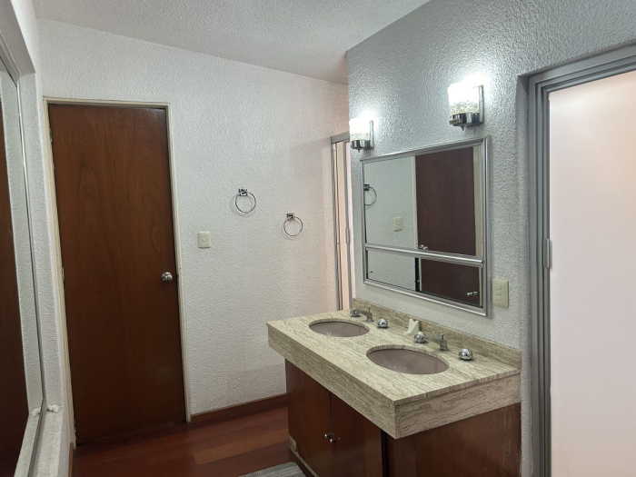 CASA EN VENTA EN CALLE CERRADA EN LA HERRADURA