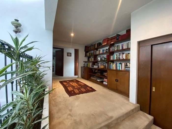 Casa en Venta. Lomas Hipódromo.  Muy bien ubicada.