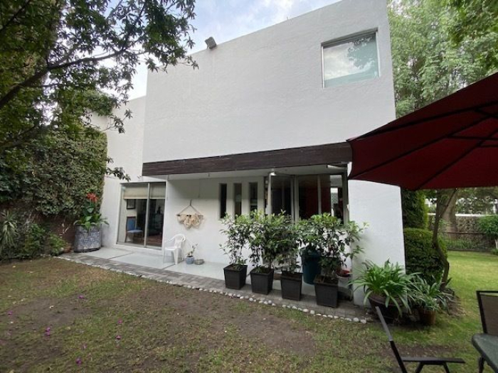 Casa en Venta. Lomas Hipódromo.  Muy bien ubicada.