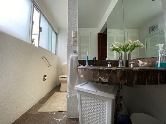 Casa en Venta. Lomas Hipódromo.  Muy bien ubicada.