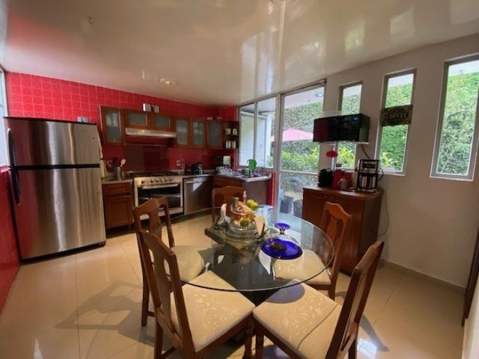 Casa en Venta. Lomas Hipódromo.  Muy bien ubicada.