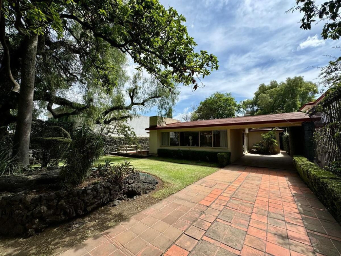 Casa para actualizar en venta - Jardines del Pedregal