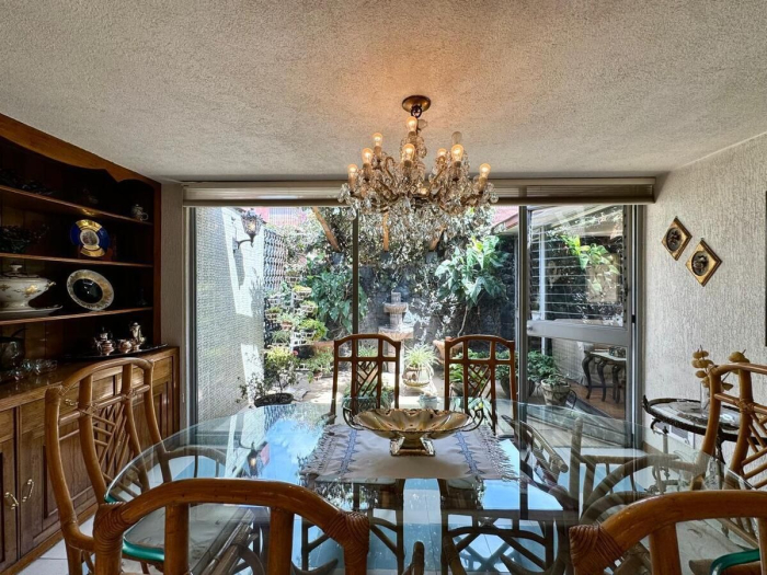 Casa para actualizar en venta - Jardines del Pedregal