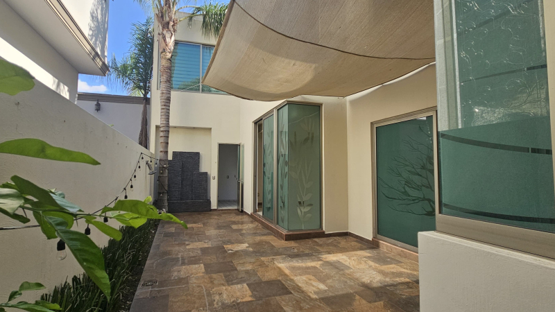 Casa En Venta En Jardin Real. Dentro De Coto