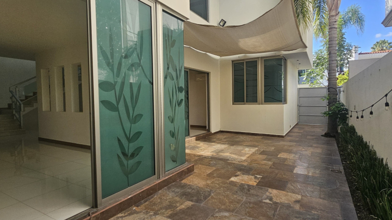 Casa En Venta En Jardin Real. Dentro De Coto