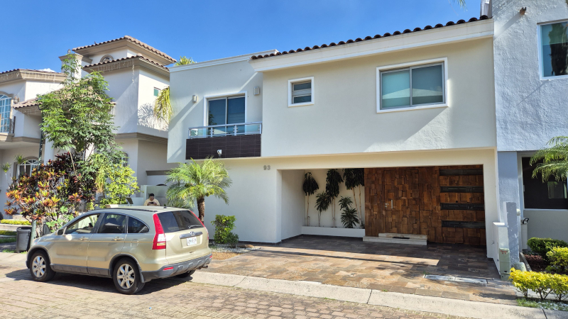 Casa En Venta En Jardin Real. Dentro De Coto