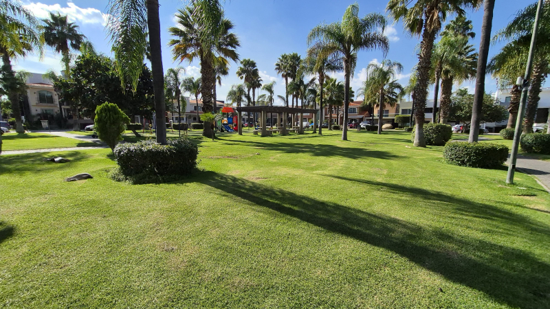 Casa En Venta En Jardin Real. Dentro De Coto