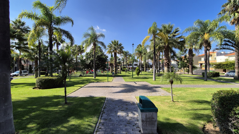 Casa En Venta En Jardin Real. Dentro De Coto