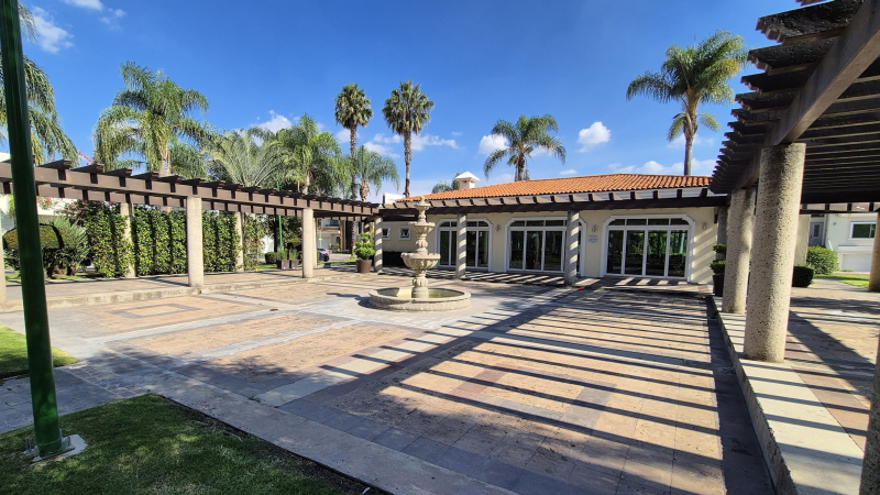 Casa En Venta En Jardin Real. Dentro De Coto