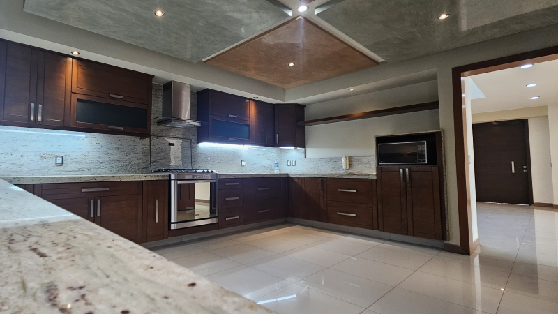 Casa En Venta En Jardin Real. Dentro De Coto