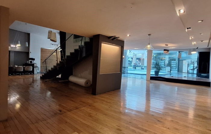 se renta local dentro del centro comercial interlomas