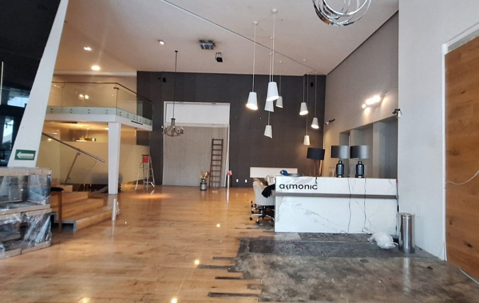 se renta local dentro del centro comercial interlomas