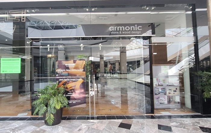 se renta local dentro del centro comercial interlomas