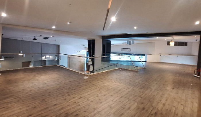 se renta local dentro del centro comercial interlomas