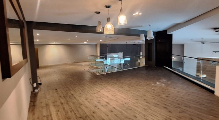 se renta local dentro del centro comercial interlomas