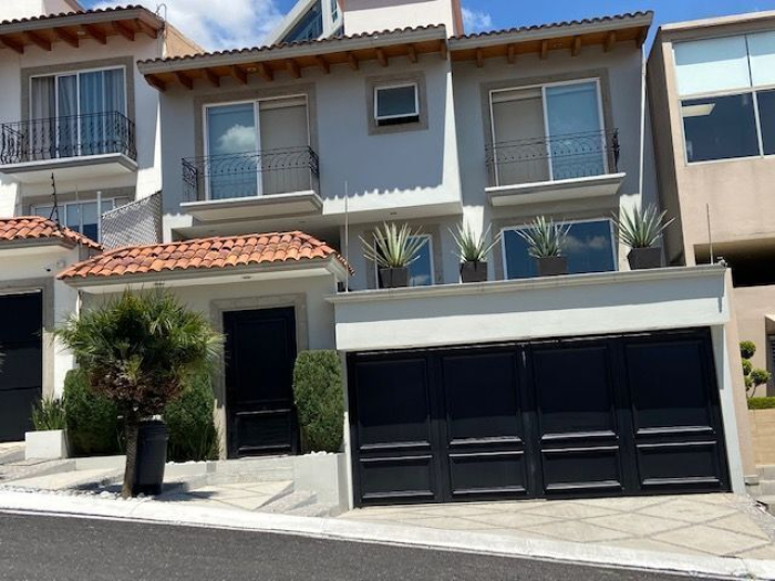 Estupenda Casa en Venta. 2 filtros de seguridad. Amplitud.