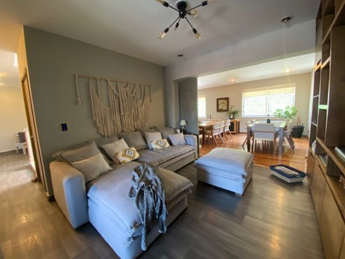 Estupenda Casa en Venta. 2 filtros de seguridad. Amplitud.
